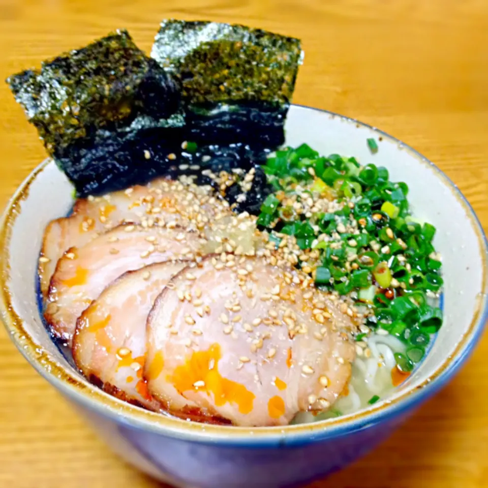 Snapdishの料理写真:サッポロ一番塩ラーメン。にんにくチャーシューねぎだくで(・Д・)ノ|ラー山さん