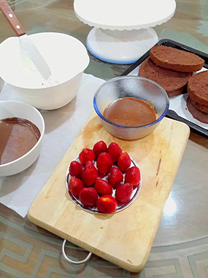 Construct my cake - its Salted Caramel with Strawberry Chocolate Cake and Chocolate Ganache|Erin Leeさん