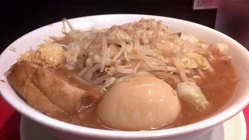 用心棒のラーメン＋味玉＋ニンニク＋脂少し－ヤサイ少な目 @神保町|大脇さん