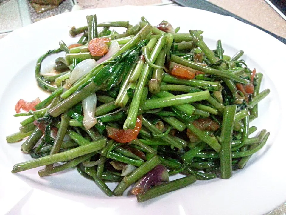 ผัดผักบุ้งกุ้งแห้งและต้นหอม...Morning glory stir fried with dry shrimp.|ครัวอิอ้วน... Chubby Cookさん