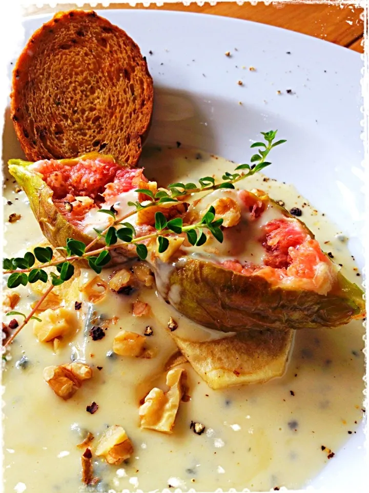 Romieさんの♪Gorgonzola cheese sauce for fried figs.With potato fry.|みずほさん