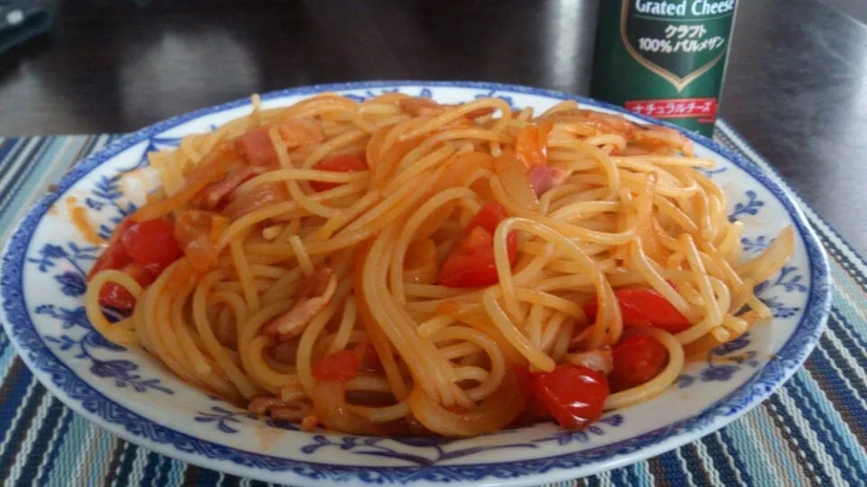 Snapdishの料理写真:余ったベーコンとプチトマトでパスタ作成。辛～くしたのでこれからカフェラテで中和！|SATOSHI OOCHIさん