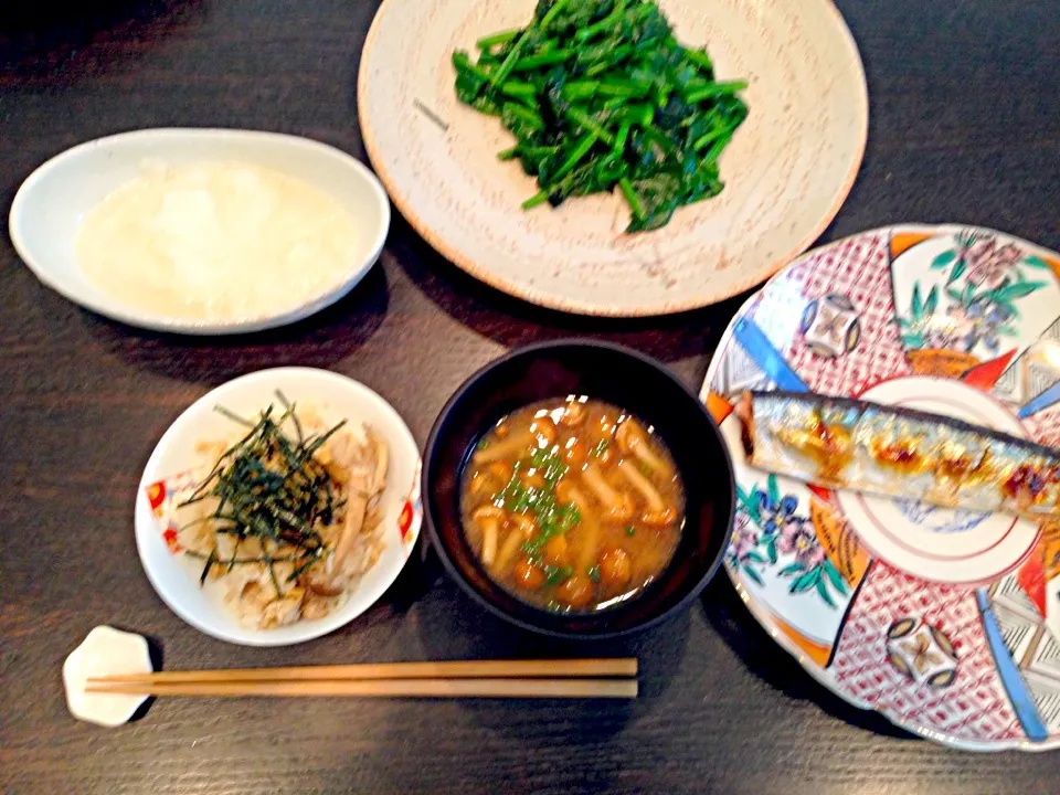 Snapdishの料理写真:茸と鶏ごぼうの炊き込みご飯と秋刀魚とほうれん草のエシレバター炒め|藤島彩子さん