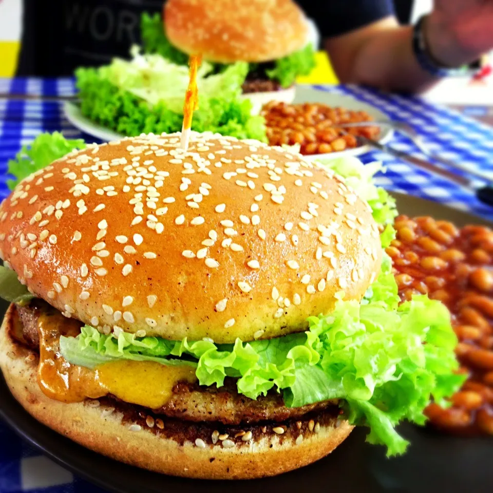 Chicken burger with salted egg yolk sauce@De Burg|coxiella24さん