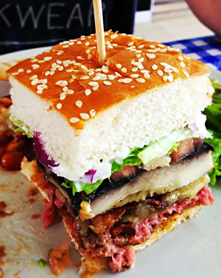 De Burg burger with 200 Aussie sirloin patty, portobello, bacon, onion and tomato@De Burg|coxiella24さん