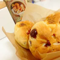 Snapdishの料理写真:クランベリーとホワイトチョコのパン○◎|あいささん