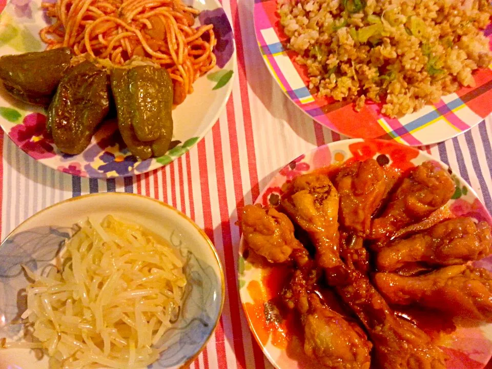 キャベツと挽き肉炒飯と手羽元の甘辛煮とナポリタンとピーマンの餃子のタネつめともやしのナムル。|エリカさん