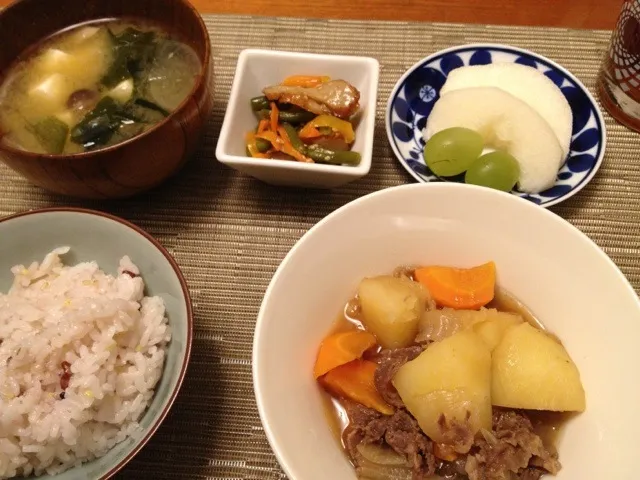 肉じゃが  インゲンと薩摩揚げのきんぴら 味噌汁 フルーツ|ikukoさん