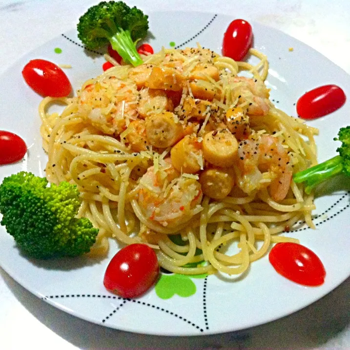 Snapdishの料理写真:Garlic pasta with prawns & sausages|Trish Wongさん