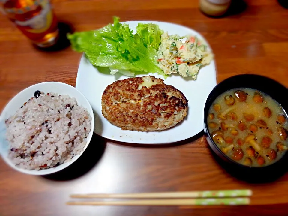 チーズイン豆腐ハンバーグ・ポテトサラダ・なめこと豆腐の味噌汁・|るかさん