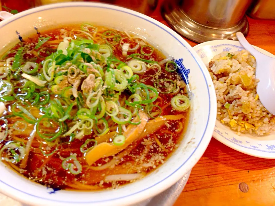 神戸ラーメン、Aラーメンチャーシュー無し+半チャーハン。|えすとさん