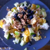 Cottage cheese with fruits, granola & honey|cecilia karlsen gnalyさん