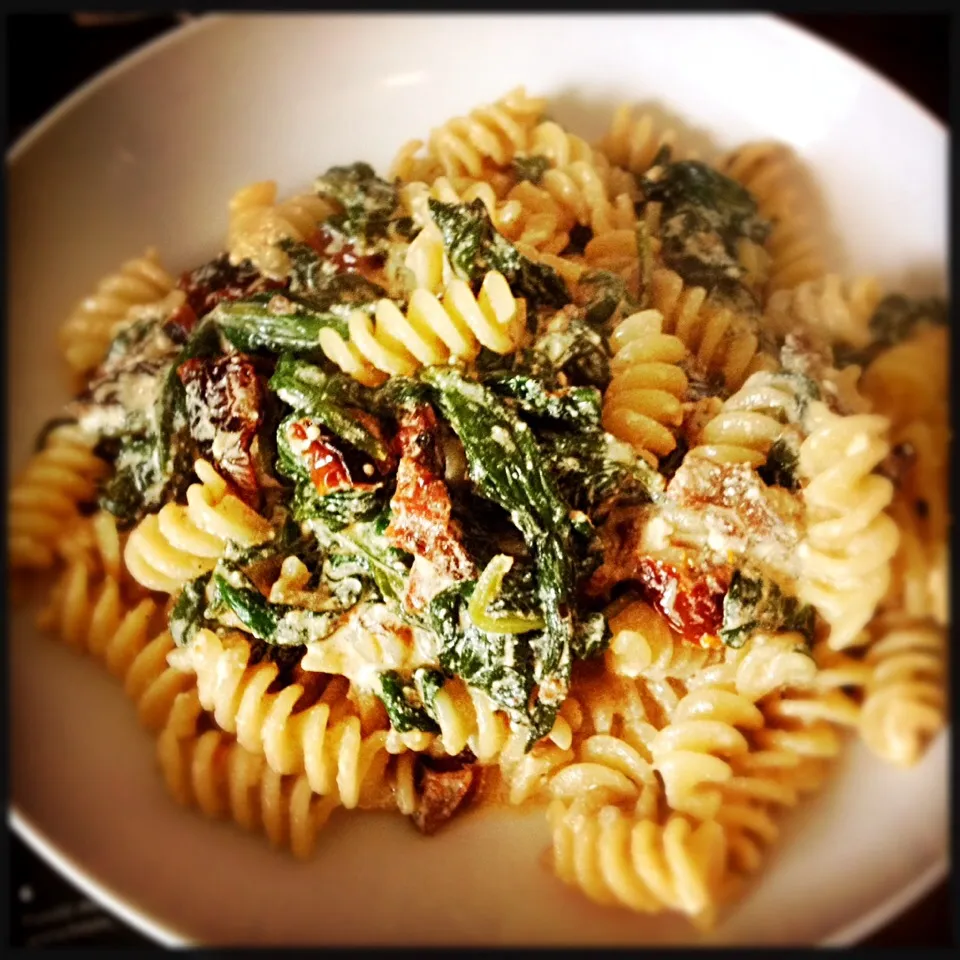 Fussilli with dried tomatoes baby spinach and riccotta sauce|RebeccaH💟さん