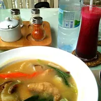 Healthy lunch: Brown rice noodle with sea bass in gravy sauce ^_~|Noonienoonさん