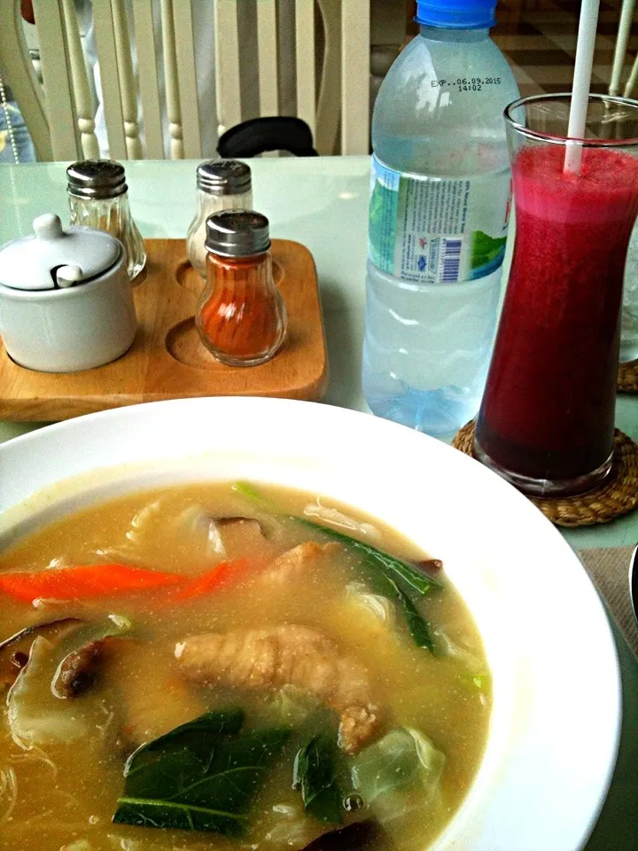 Healthy lunch: Brown rice noodle with sea bass in gravy sauce ^_~|Noonienoonさん