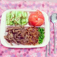 Snapdishの料理写真:leg of mutton in mustard sauce with caramelized onions and peas with cucumber and tomato salad. Low carb, super filling and super healthy.|Sweetie Birdさん