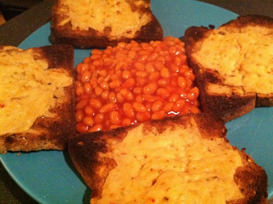 Dairy free vegan cheese on toast with chilli baked beans|Nick Hiderさん