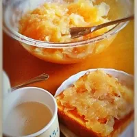 Snapdishの料理写真:お父さん特製、紅玉のりんごジャムでトースト朝ごはん(*´∀｀)
酸味がきいてて甘酸っぱくて美味しいです！|あさぎさん