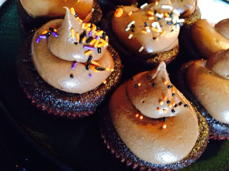 Chocolate cupcakes with dark chocolate and cream cheese frosting|Amber Lynneさん