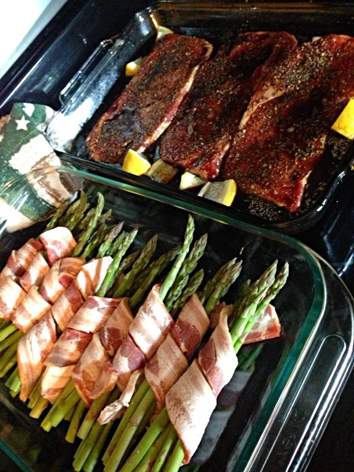 Marinating ribeyes and bacon wrapped asparagus|Amber Lynneさん