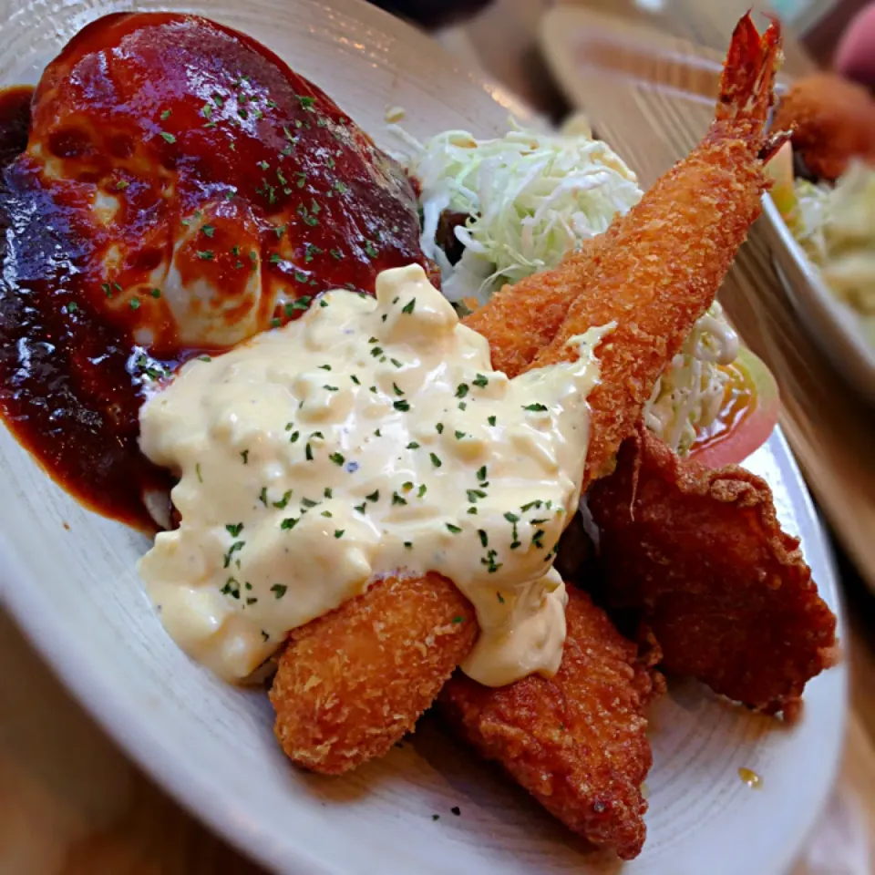 ハンバーグ,エビフライ,唐揚げのデラックス定食✨|Chirico❤️さん