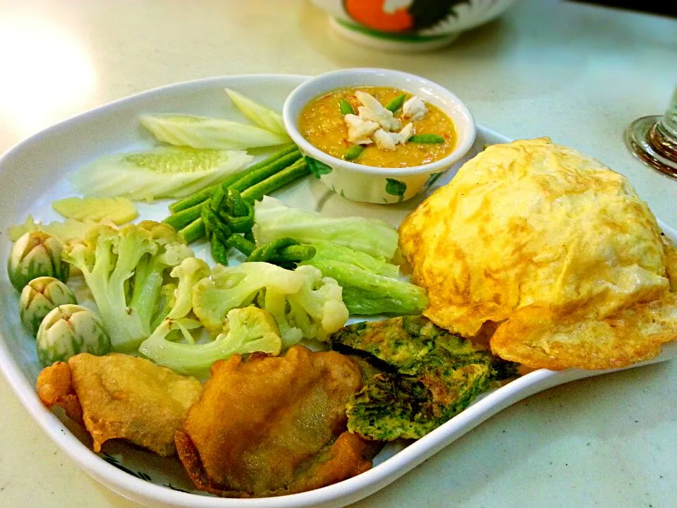 น้ำพริกไข่ปู ผักต้ม เสิร์ฟพร้อมข้าวไข่เจียว
Chili crab egg paste with boiled vegetables & Omelette on rice.|ครัวอิอ้วน... Chubby Cookさん