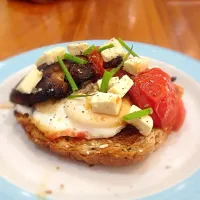 Pan-fried field mushrooms and tomatoes with feta and oregano|Amy Robinsonさん