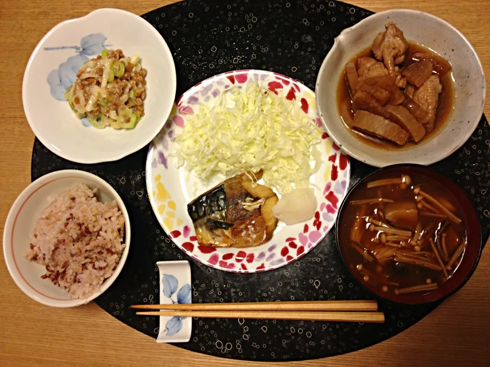 さばの塩焼き、鶏と大根の照り煮、きのこたっぷりお味噌汁、納豆♡|miiさん