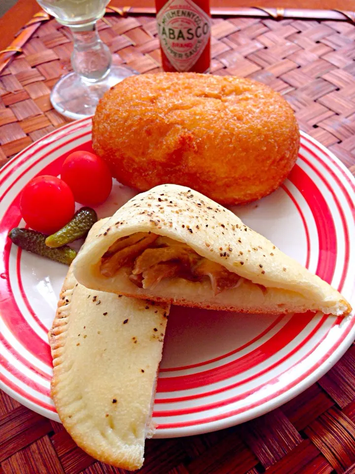 Calzone of cheese&
mushroom,Curry bread🍄ｷﾉｺとﾁｰｽﾞのｶﾙﾂｫｰﾈ&ｶﾚｰﾊﾟﾝ|🌈Ami🍻さん