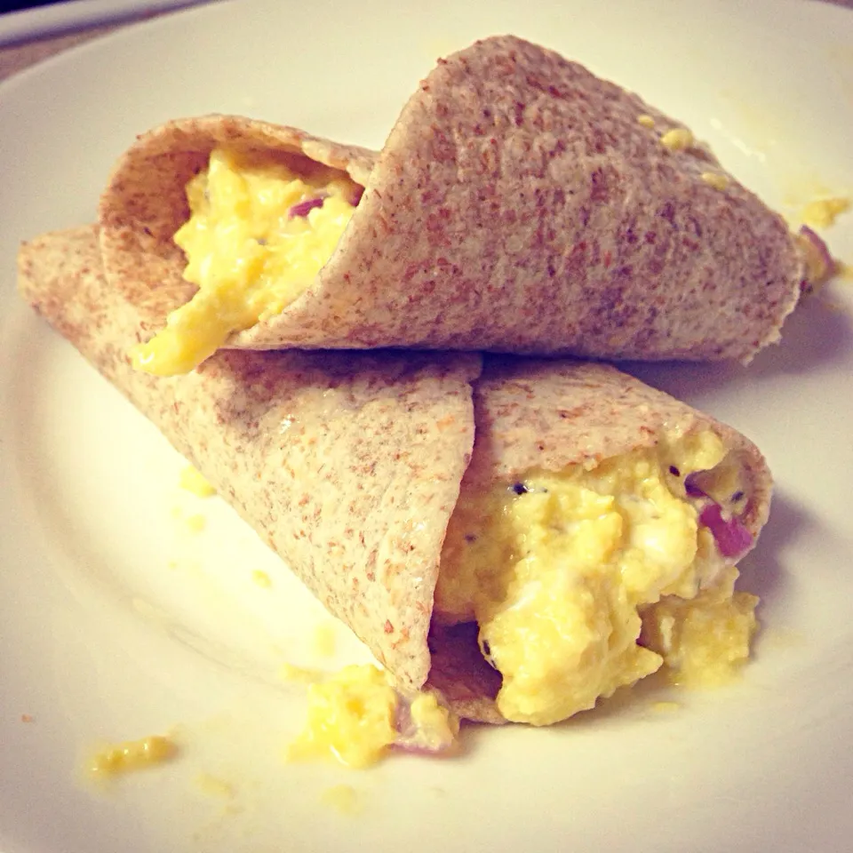 Scrambled egg and cottage cheese in a wrap|gofitlifeさん