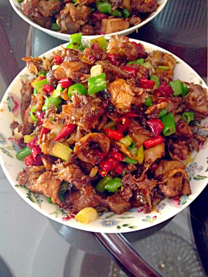 Two kinds of chilys mixed in Stir fried chicken|Leah Ningさん