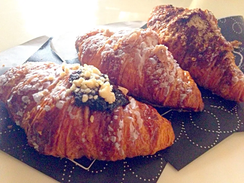 Stuffed Croissants: Dark Cherry, Chestnut, Tiramisu|willklhさん