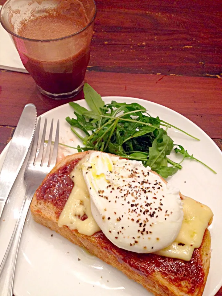 Poached eggs with marmite on cheese toast|Marilyn Khooさん