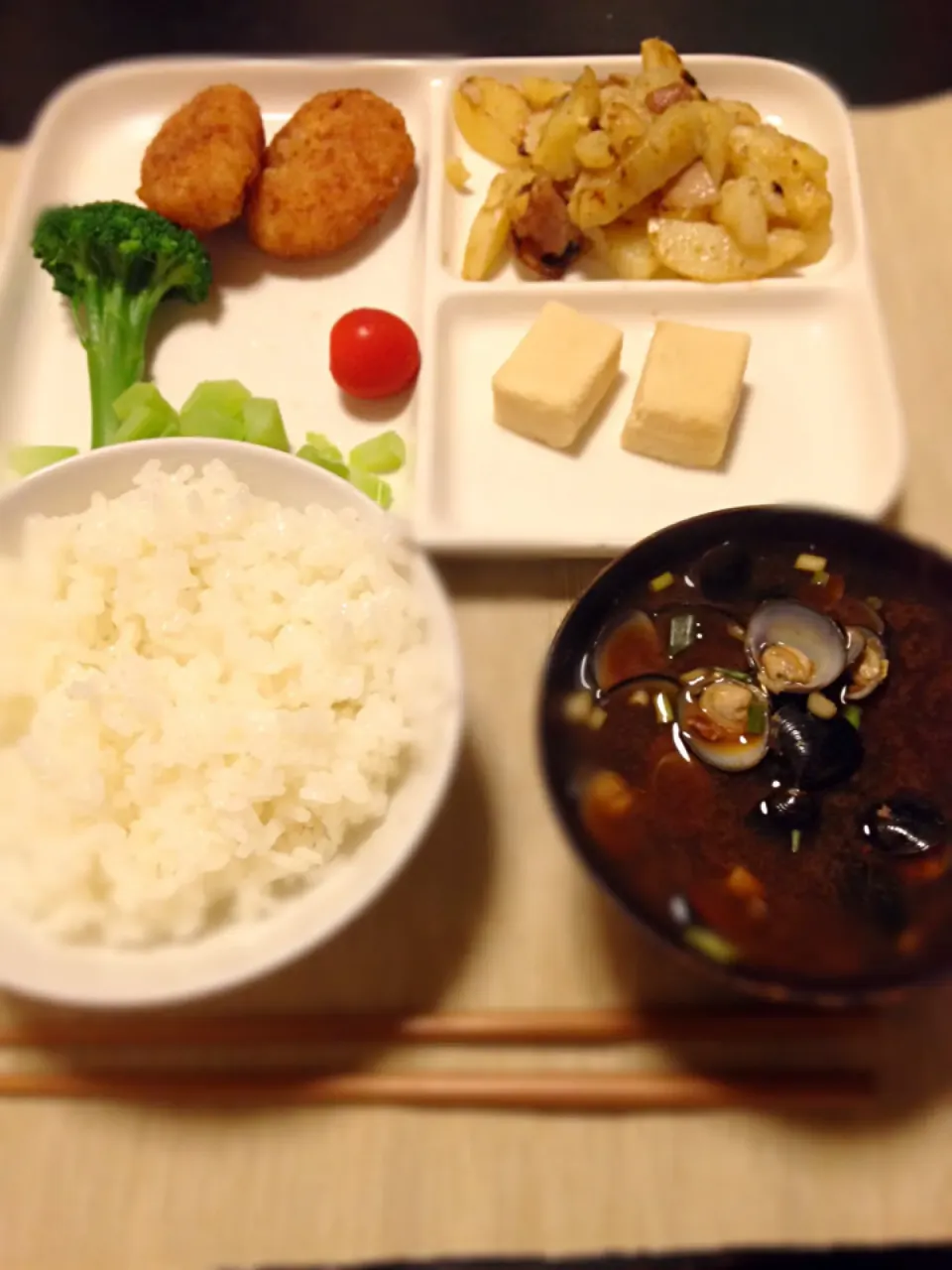 ほうれん草とチーズのチキンカツ、ベーコンポテト、高野豆腐、シジミの味噌汁|izumiさん