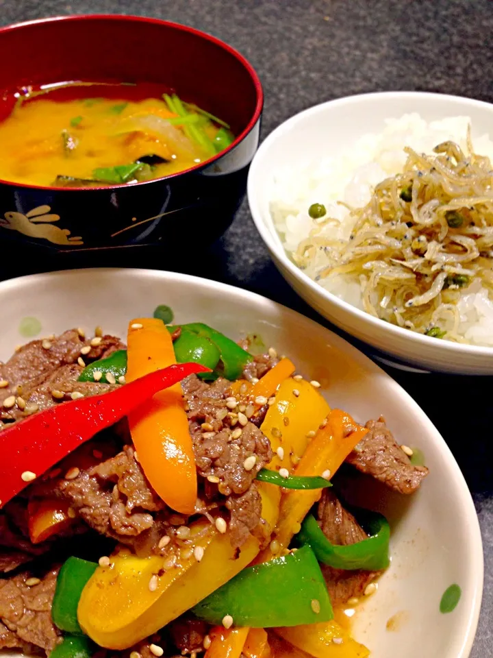 牛肉とパプリカの甘辛炒め・🍚＋ちりめん山椒・味噌汁|がぁがさん