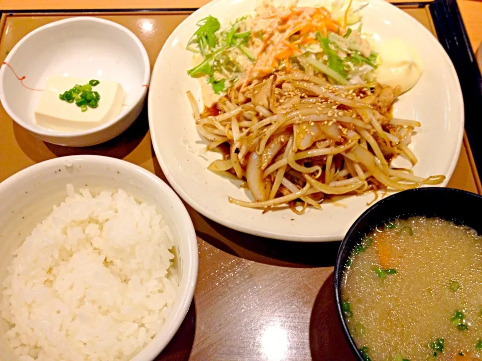 しょうが焼き定食＋豚汁、700円也|秋山知隆さん