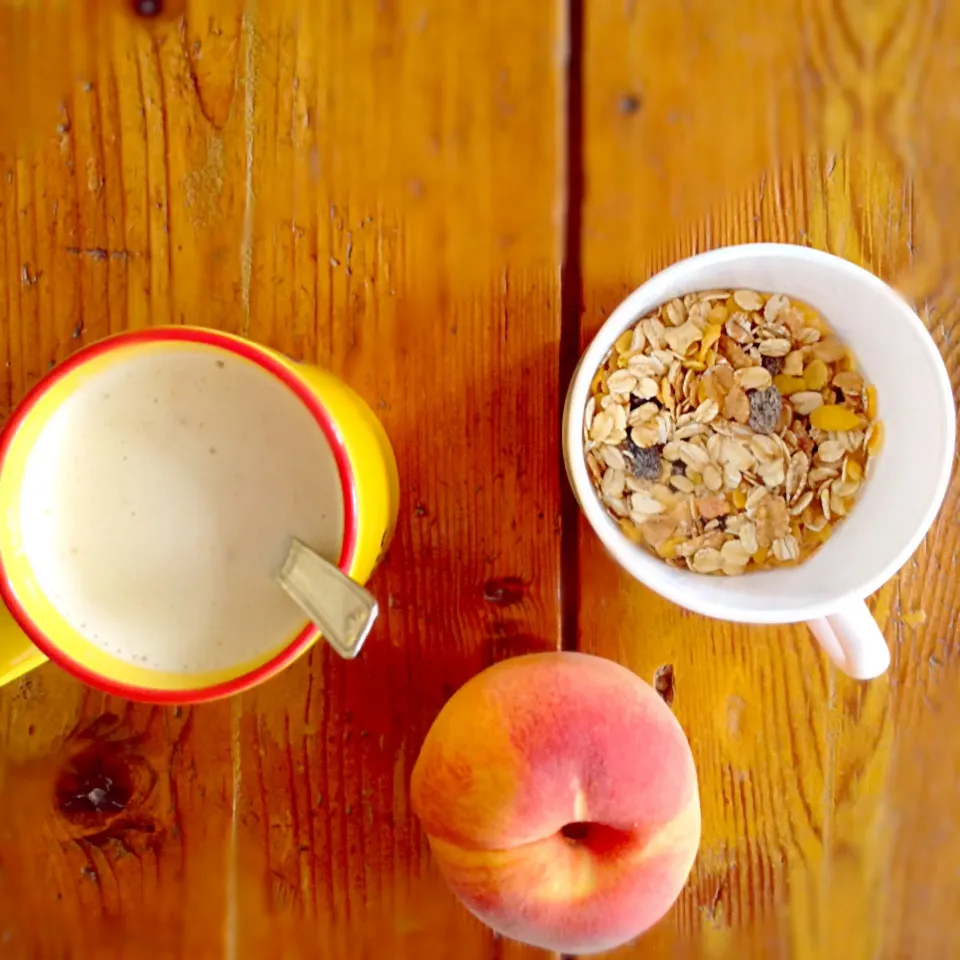 Cappuccino + muesli + peach.|Joannaさん