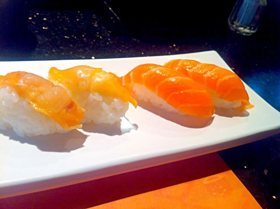 Salmon & ark shell sushi|skyblueさん