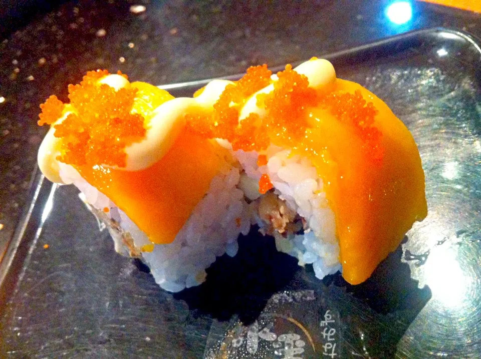 Snapdishの料理写真:Mango & soft shell crab roll|skyblueさん