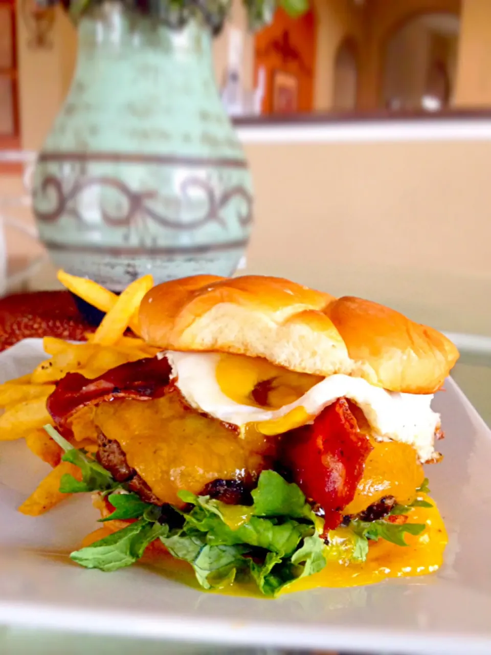 Sweet Hawaiian burger with pineapple ground beef patty, Fried egg and Hawaiian barbecue sauce❤️|Taste-New Americanさん