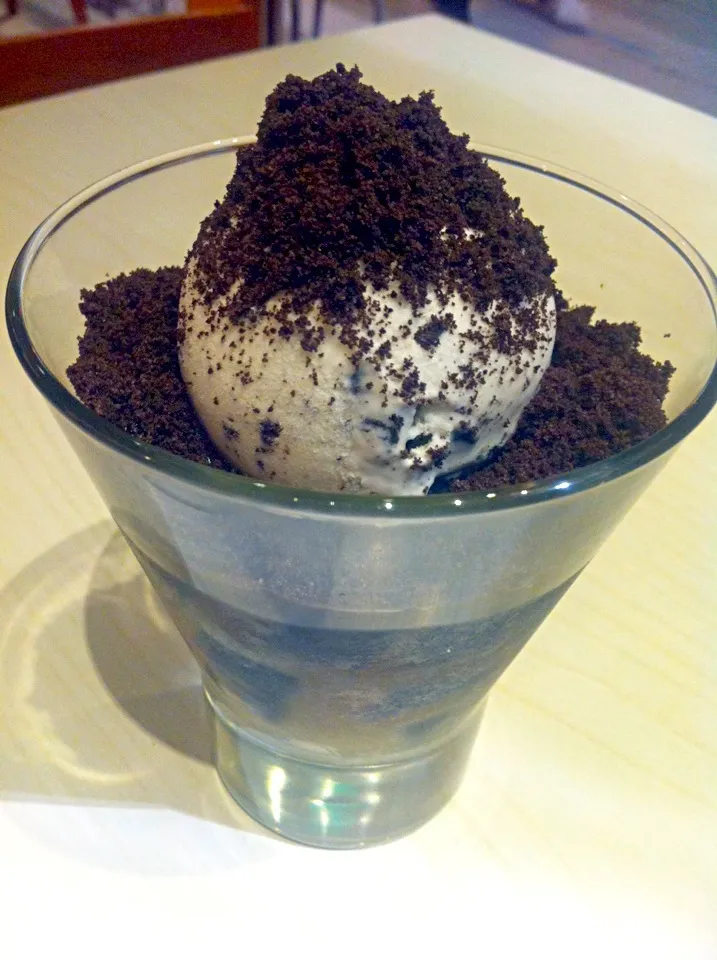 Grass jelly with Oreo biscuit crumbs & cookies ice cream|skyblueさん