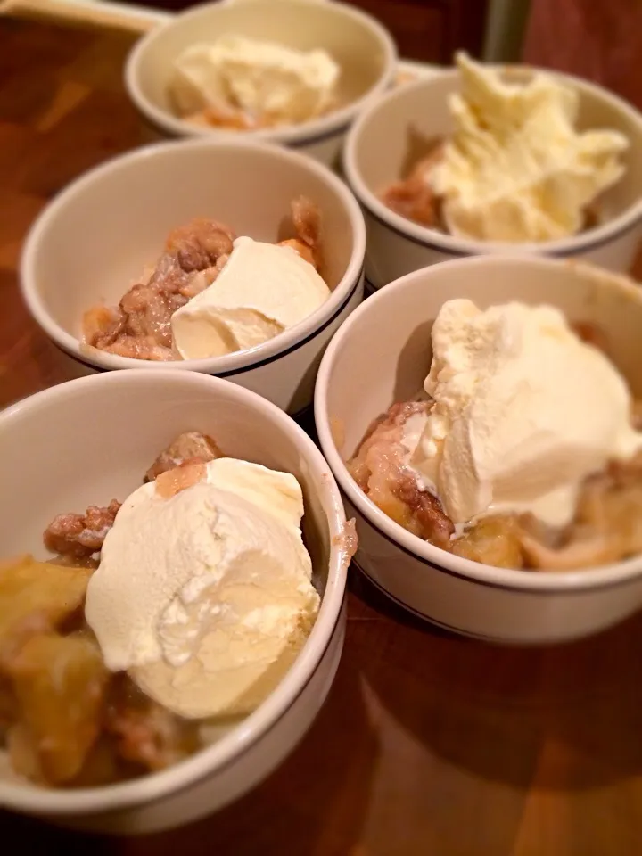 Apple crumbs with vanilla ice cream|kayoさん