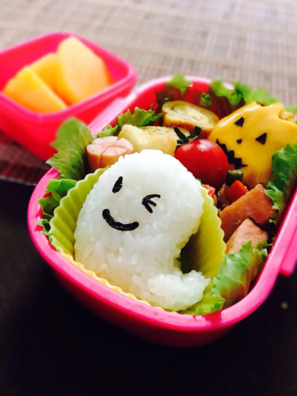 幼稚園弁当！！本日は、ハロウィンっぽい感じにしてみましたー。今日のメインは今年初の柿ですがねwww|さおりさん