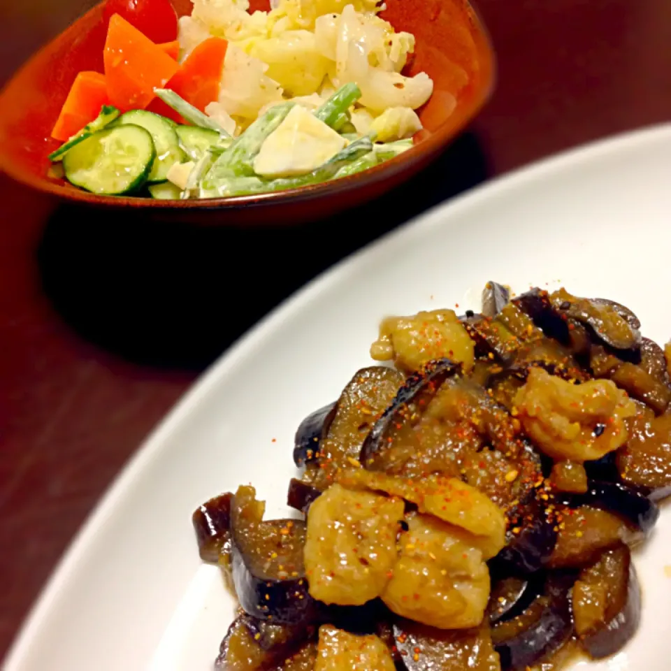 鶏皮と茄子のにんにく醤油炒め煮、ほうれん草と卵のオイマヨサラダ、温野菜|ふくろう女子さん