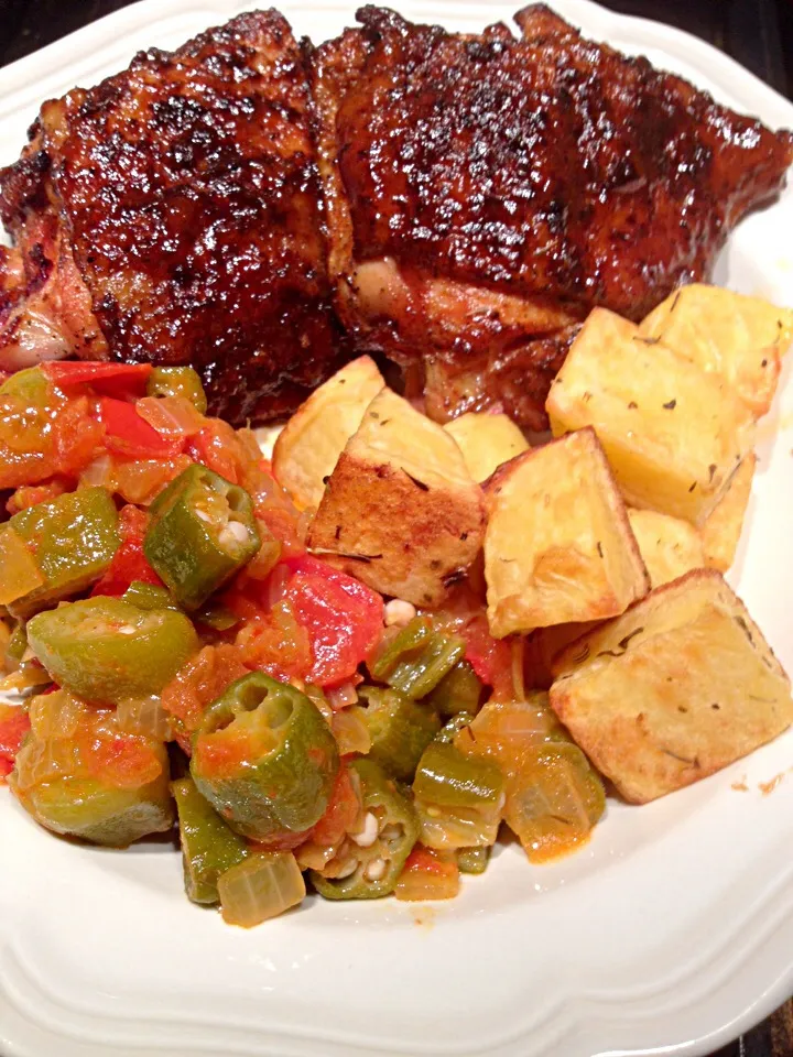 Jerk-maple-mustard barbecued Chicken with sautéed okra and tomatoes and crispy oven roasted potatoes. Working the coals before the snow falls!|Emmie Pizarroさん