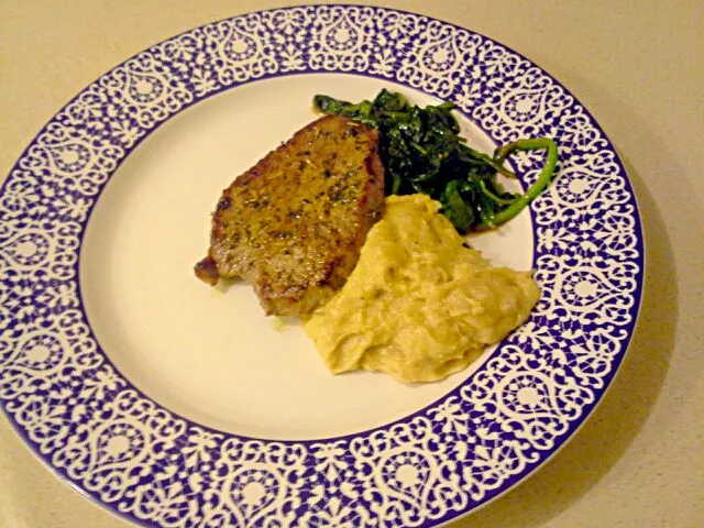 pan-seared eye of round steak with sauteed spinach and caramelized onion and parmesan polenta.|Austin Greenさん