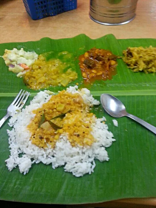 Dahun Pisang (Banana Leaf) Dinner in Malaysia,  influenced by Indian/Sri Lankan cuisine.|Benj Antonioさん