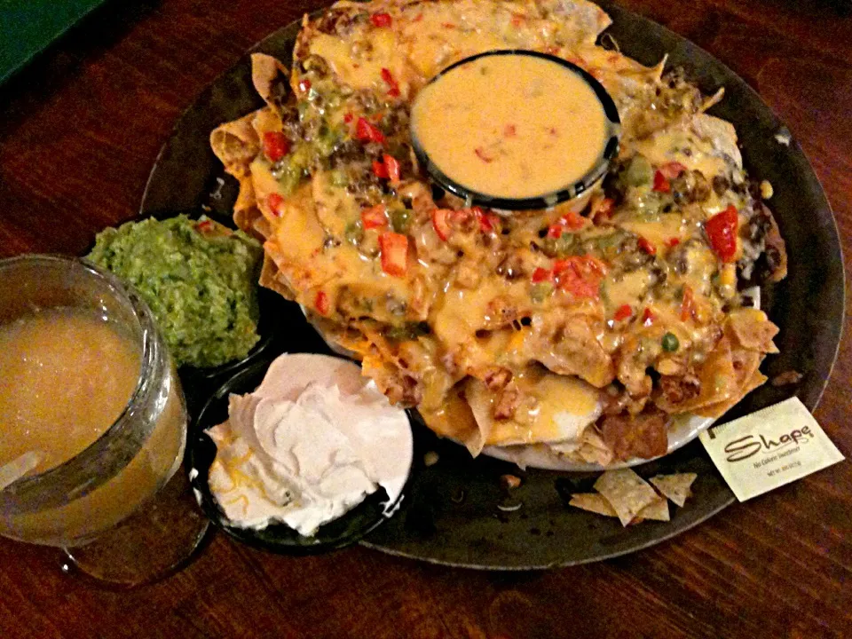 Snapdishの料理写真:Monster Kong Nachos|Sinjin Tigerさん