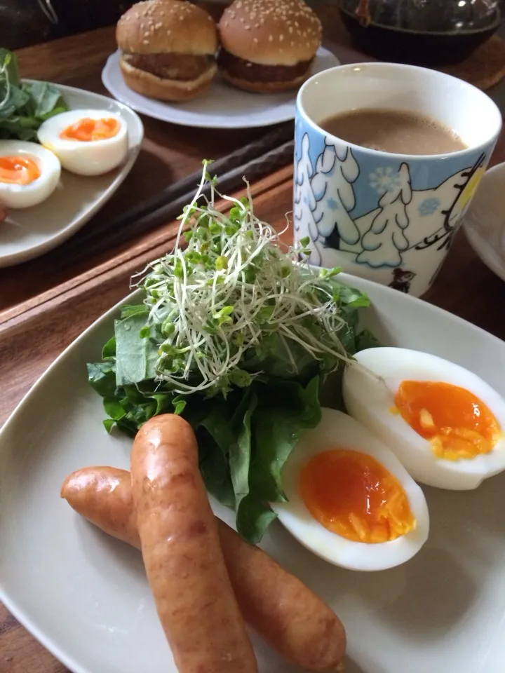 まい泉のミニバーガー、ゆで卵・ソーセージ＆サラダ、カフェオレ|charさん