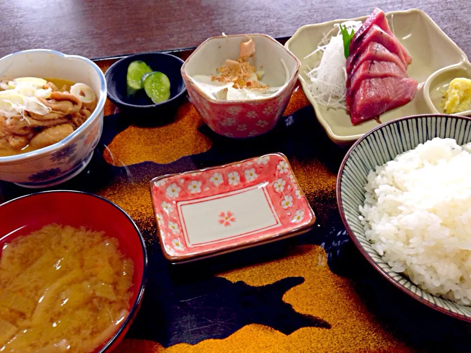 初鰹刺身ともつ煮込み定食|きのこせんぱいさん